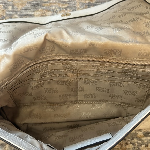 Michael Kors bag. Small. Cream color with gold hardware - Picture 8 of 9